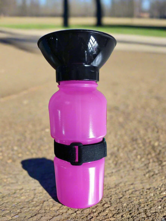 Ροζ μπουκάλι νερού για σκύλους – μοντέρνο, ελαφρύ και φορητό, τέλειο για ταξίδια, πεζοπορίες και καθημερινές εξόδους.