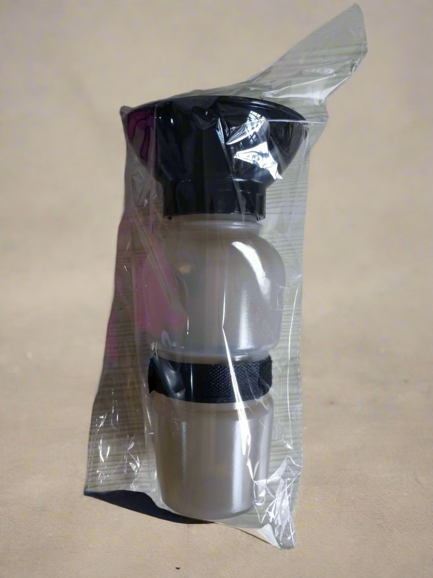 Γκρι μπουκάλι νερού για σκύλους σε συσκευασία – ιδανικό για ενυδάτωση στις μετακινήσεις, ασφαλές και πρακτικό.