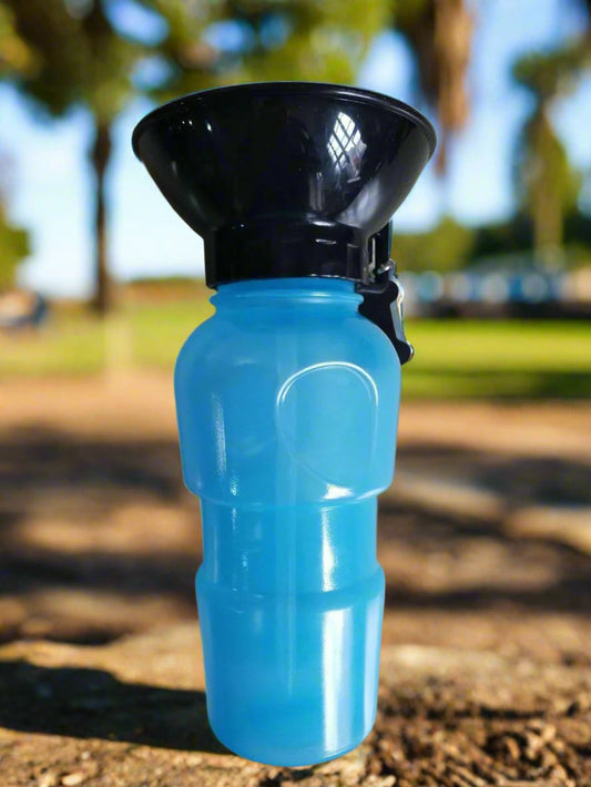 Μπλε μπουκάλι νερού για σκύλους – ιδανικό για βόλτες, χωρίς διαρροές, με εργονομικό σχεδιασμό και ενσωματωμένο κύπελλο.